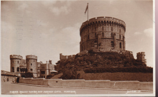 Postcard - Round Tower, Windsor Castle, Windsor, Berkshire, England - Printed - Posted