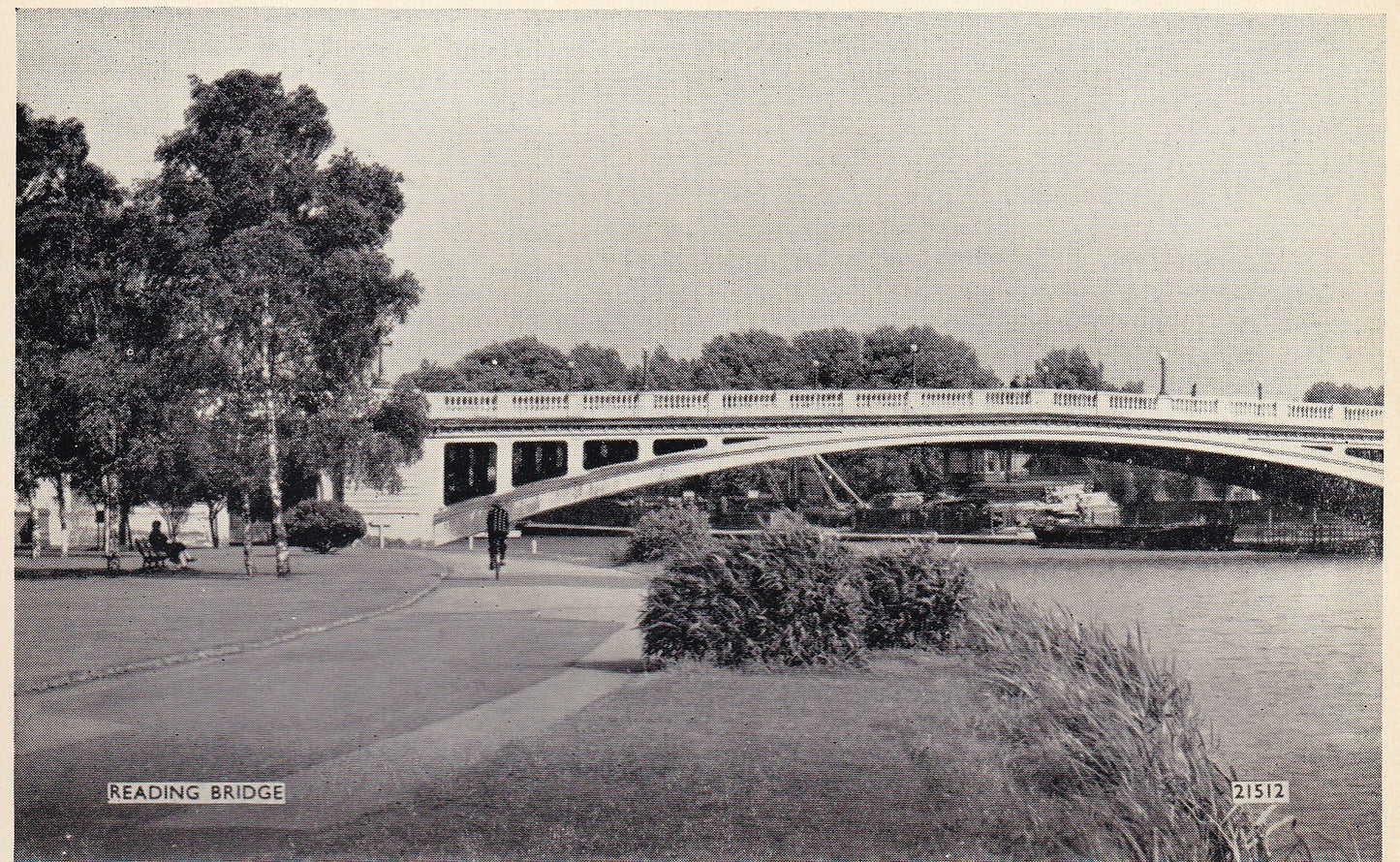 Postcard - Reading Bridge, Reading, Berkshire, England - Printed - Unposted