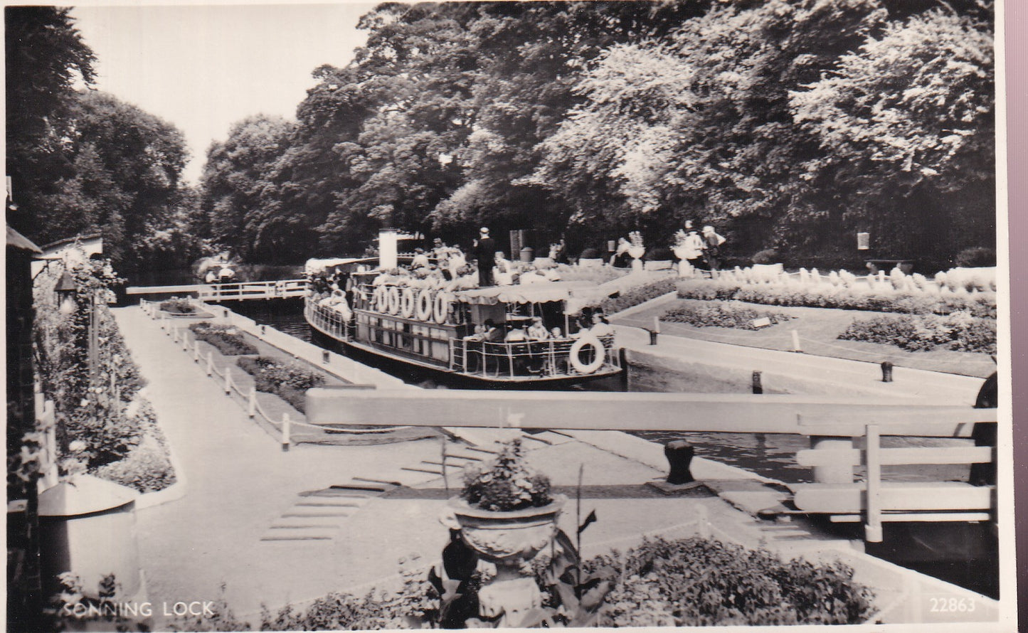 Postcard - Sonning Lock, Sonning, Berkshire, England - RPPC - Unposted