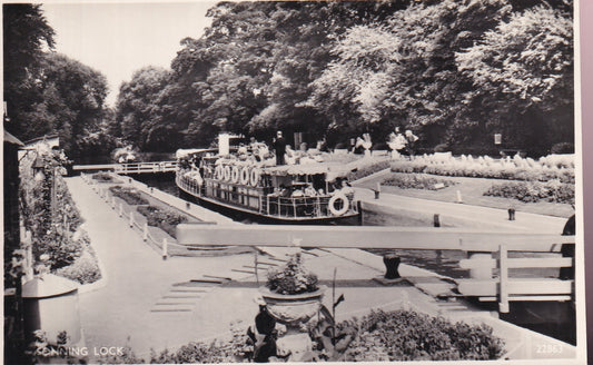 Postcard - Sonning Lock, Sonning, Berkshire, England - RPPC - Unposted